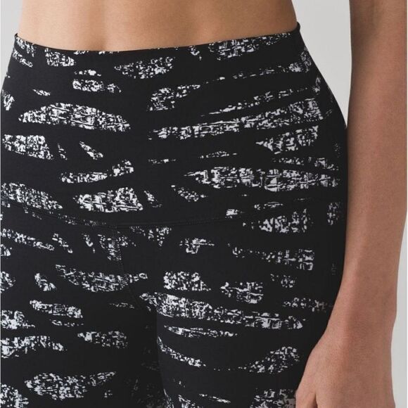 Lululemon | Wunder Under Crop (Hi-Rise) in Graf Black White - Picture 10 of 11